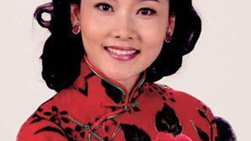 何赛飞训哭姜贞羽后当众鞠躬道歉，老戏骨严师人设引热议